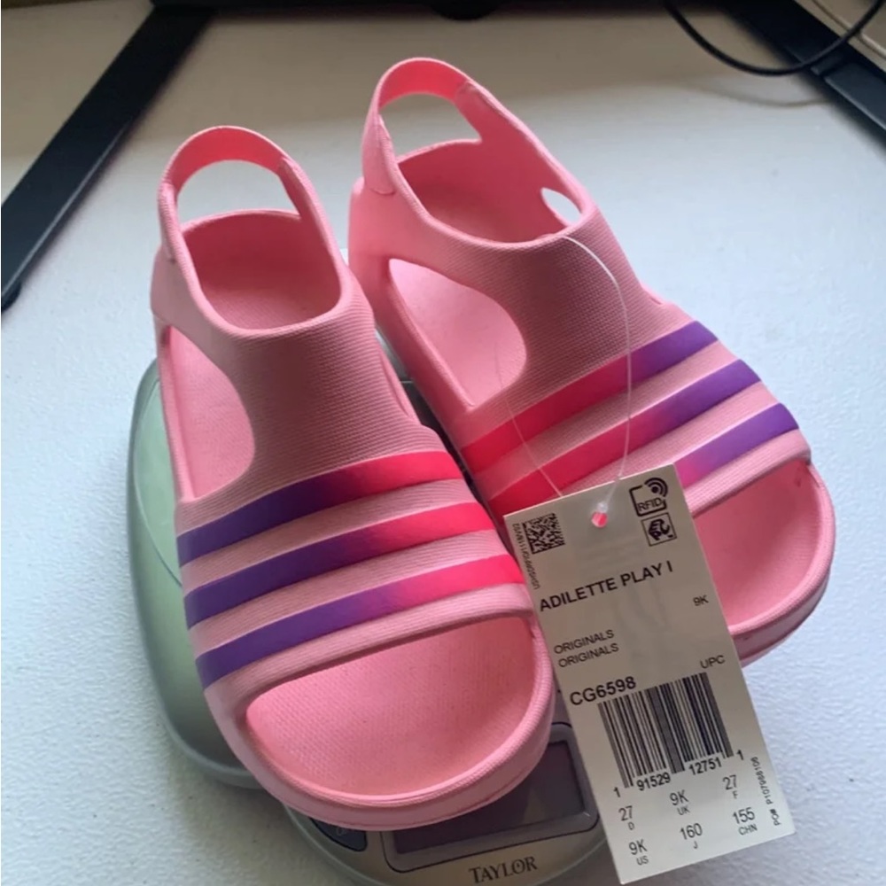 Adidas
ADILETTE CHILDS SLIP ON SANDALS 
size - 9